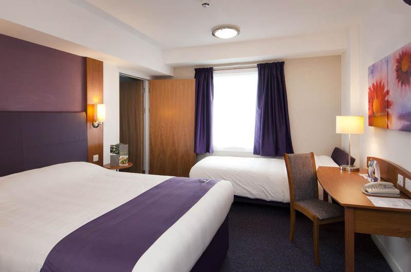 Premier Inn Frome Esterno foto